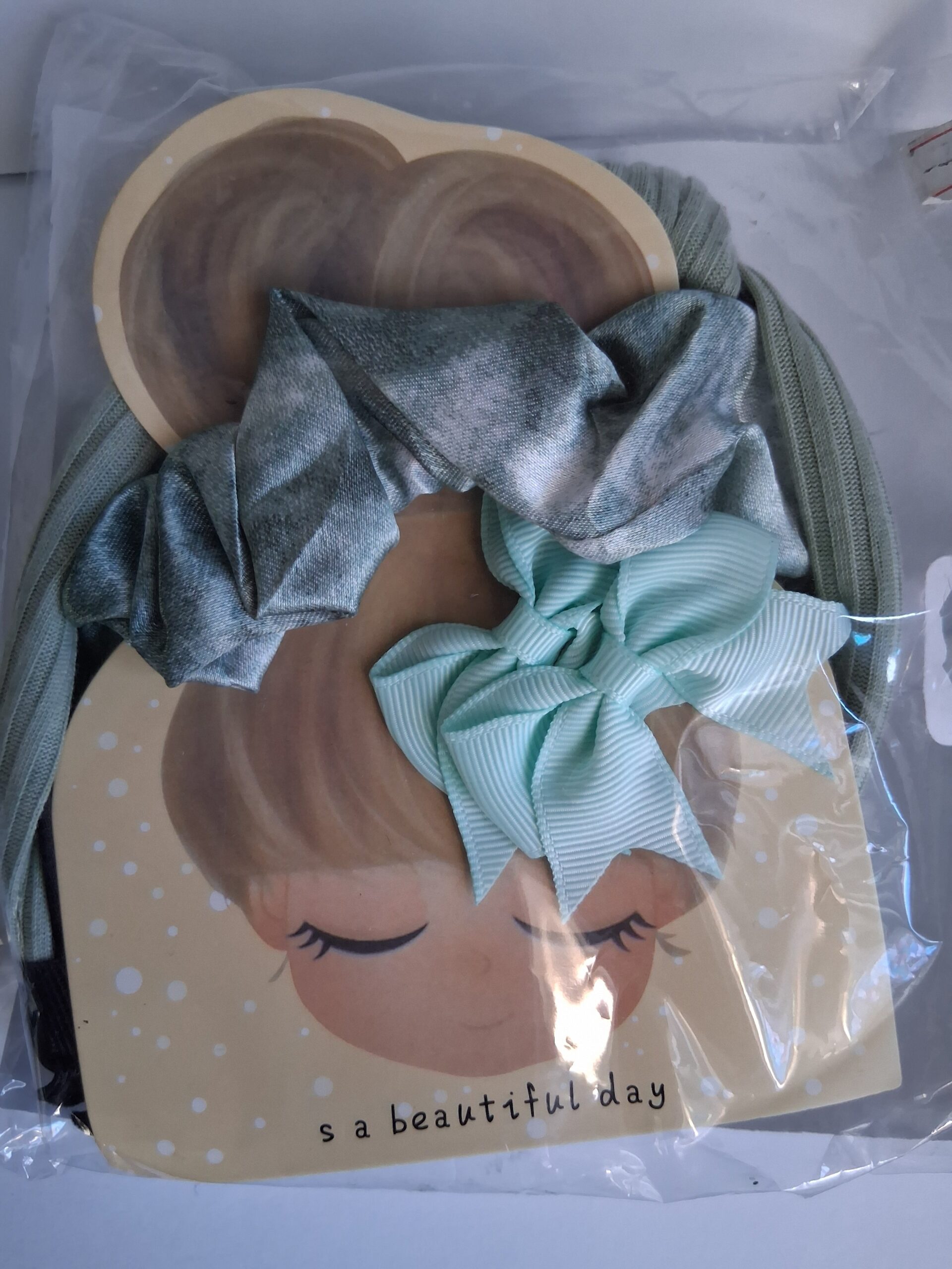 packet of hair accessories - Image 5